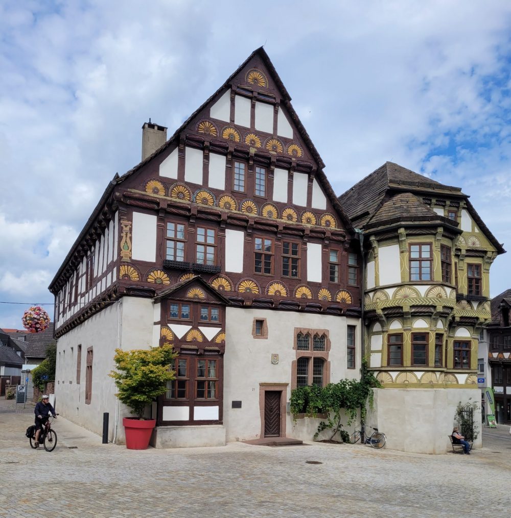 Mehr als zwei Dutzend Vorstandsmitglieder der Heimat- und Kulturvereine des Landes an Rur, Schwalm und Nette hatten sich in Schafhausen an der Mehrzweckhalle hinter RSN-Moderater Leo Gerigk (vorn, Mitte) versammelt. Foto: W. Spichartz