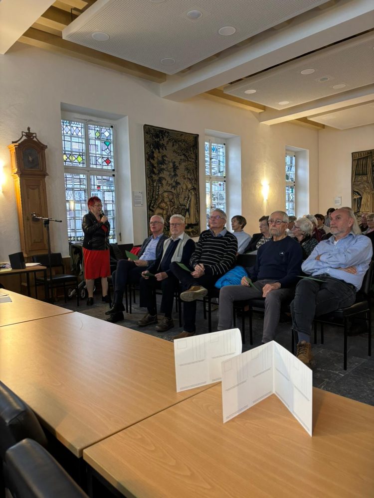 IMG-20251003-WA0002 Mehr als zwei Dutzend Vorstandsmitglieder der Heimat- und Kulturvereine des Landes an Rur, Schwalm und Nette hatten sich in Schafhausen an der Mehrzweckhalle hinter RSN-Moderater Leo Gerigk (vorn, Mitte) versammelt. Foto: W. Spichartz