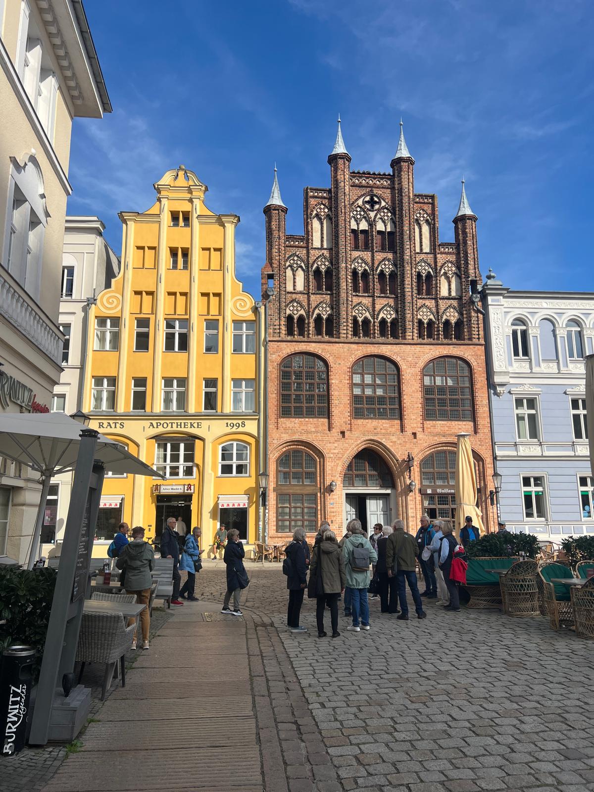IMG_2238 Mehr als zwei Dutzend Vorstandsmitglieder der Heimat- und Kulturvereine des Landes an Rur, Schwalm und Nette hatten sich in Schafhausen an der Mehrzweckhalle hinter RSN-Moderater Leo Gerigk (vorn, Mitte) versammelt. Foto: W. Spichartz