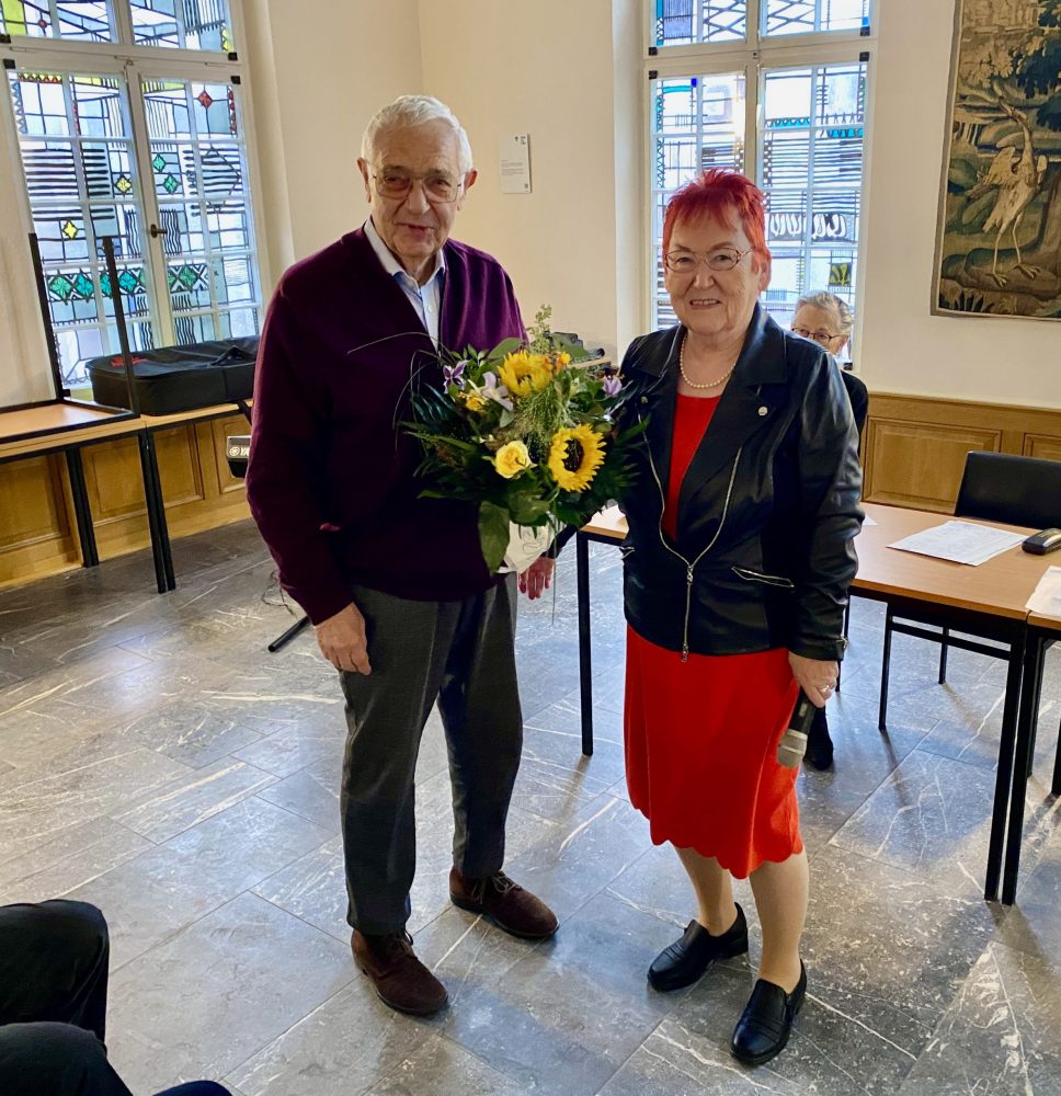 IMG_2545 Mehr als zwei Dutzend Vorstandsmitglieder der Heimat- und Kulturvereine des Landes an Rur, Schwalm und Nette hatten sich in Schafhausen an der Mehrzweckhalle hinter RSN-Moderater Leo Gerigk (vorn, Mitte) versammelt. Foto: W. Spichartz