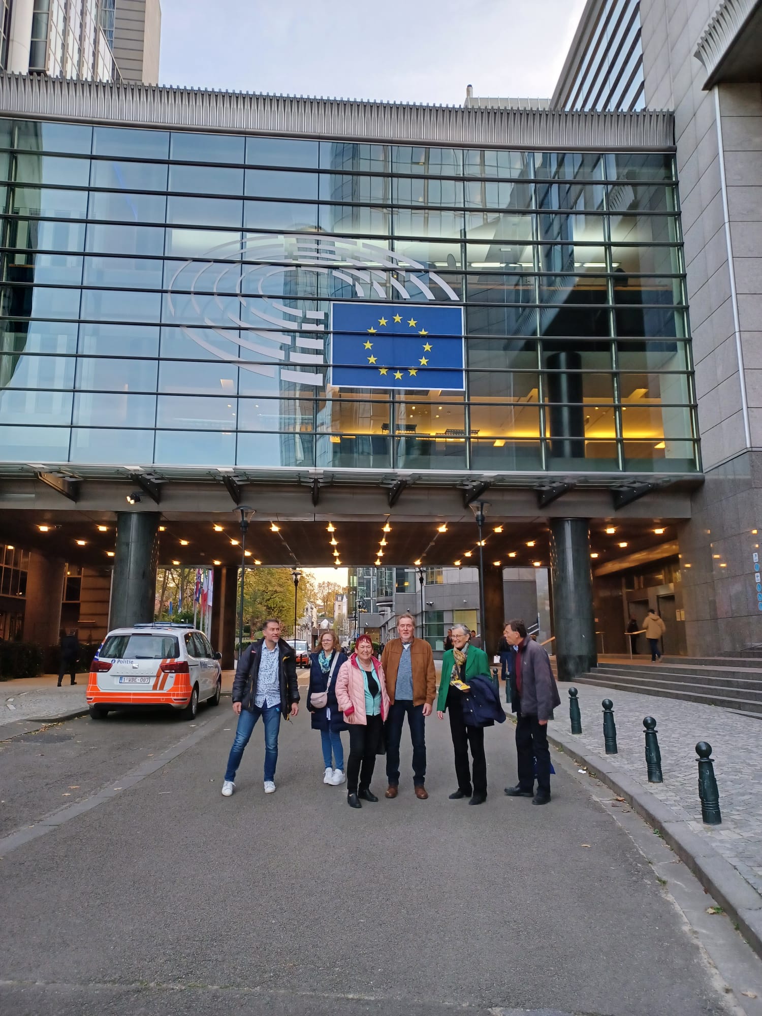 Mehr als zwei Dutzend Vorstandsmitglieder der Heimat- und Kulturvereine des Landes an Rur, Schwalm und Nette hatten sich in Schafhausen an der Mehrzweckhalle hinter RSN-Moderater Leo Gerigk (vorn, Mitte) versammelt. Foto: W. Spichartz