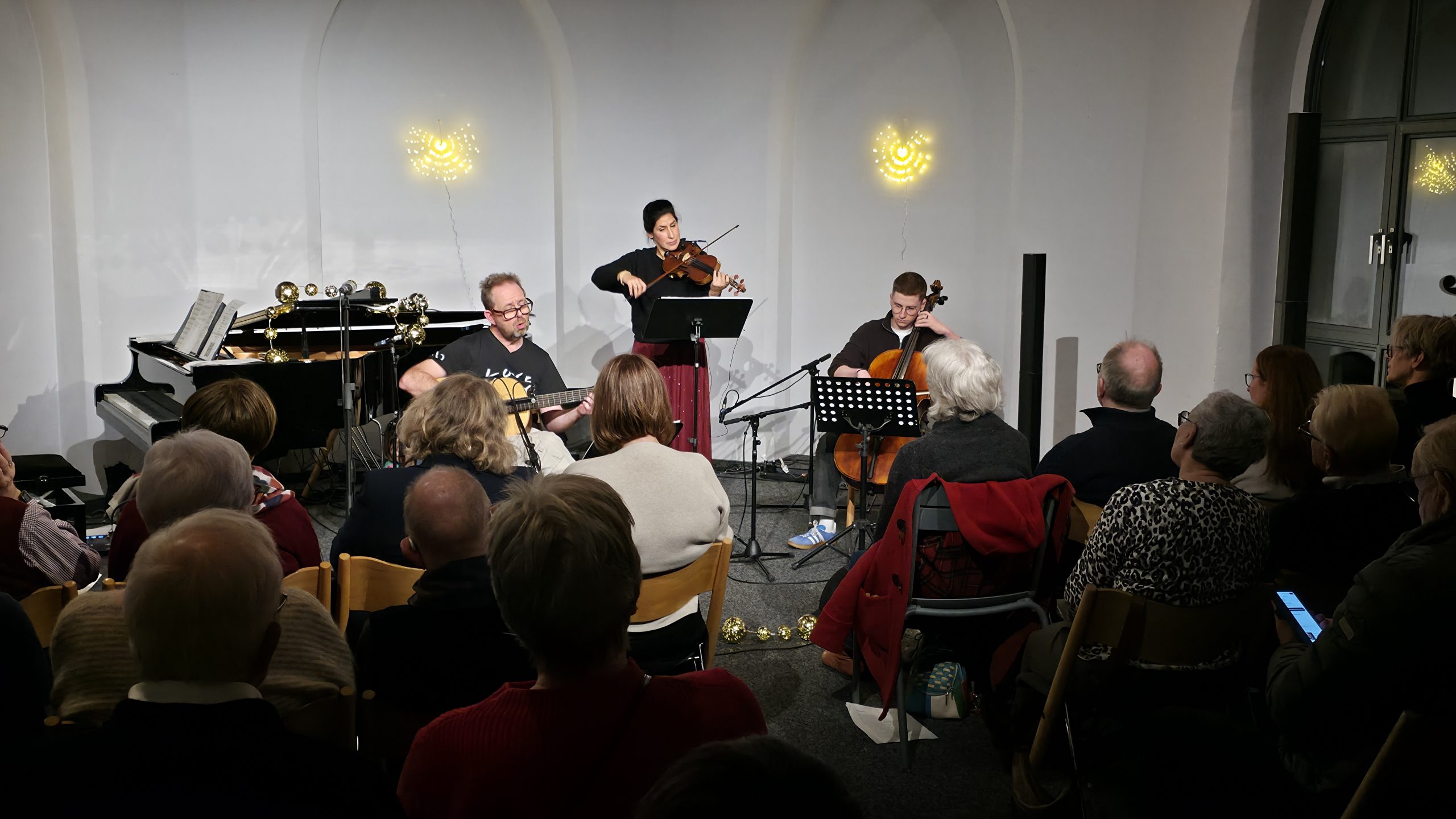 Mehr als zwei Dutzend Vorstandsmitglieder der Heimat- und Kulturvereine des Landes an Rur, Schwalm und Nette hatten sich in Schafhausen an der Mehrzweckhalle hinter RSN-Moderater Leo Gerigk (vorn, Mitte) versammelt. Foto: W. Spichartz
