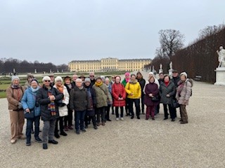 Mehr als zwei Dutzend Vorstandsmitglieder der Heimat- und Kulturvereine des Landes an Rur, Schwalm und Nette hatten sich in Schafhausen an der Mehrzweckhalle hinter RSN-Moderater Leo Gerigk (vorn, Mitte) versammelt. Foto: W. Spichartz