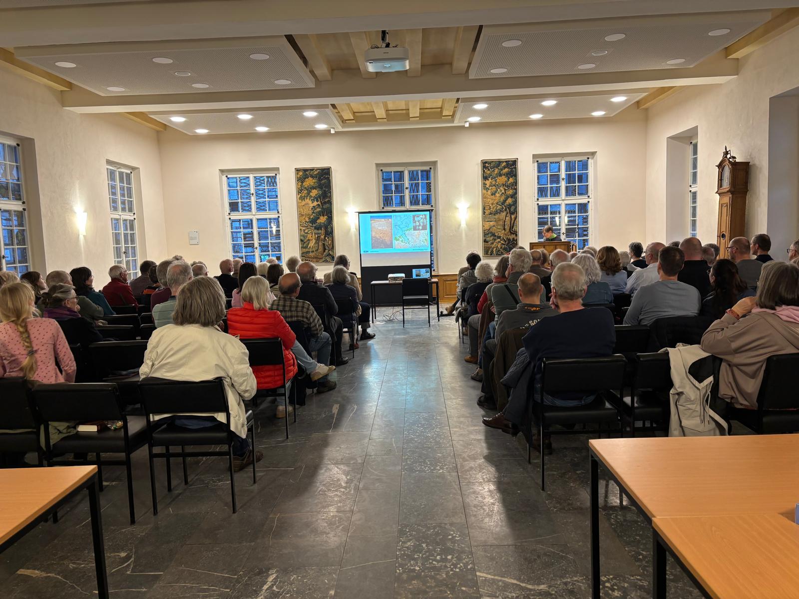 Mehr als zwei Dutzend Vorstandsmitglieder der Heimat- und Kulturvereine des Landes an Rur, Schwalm und Nette hatten sich in Schafhausen an der Mehrzweckhalle hinter RSN-Moderater Leo Gerigk (vorn, Mitte) versammelt. Foto: W. Spichartz